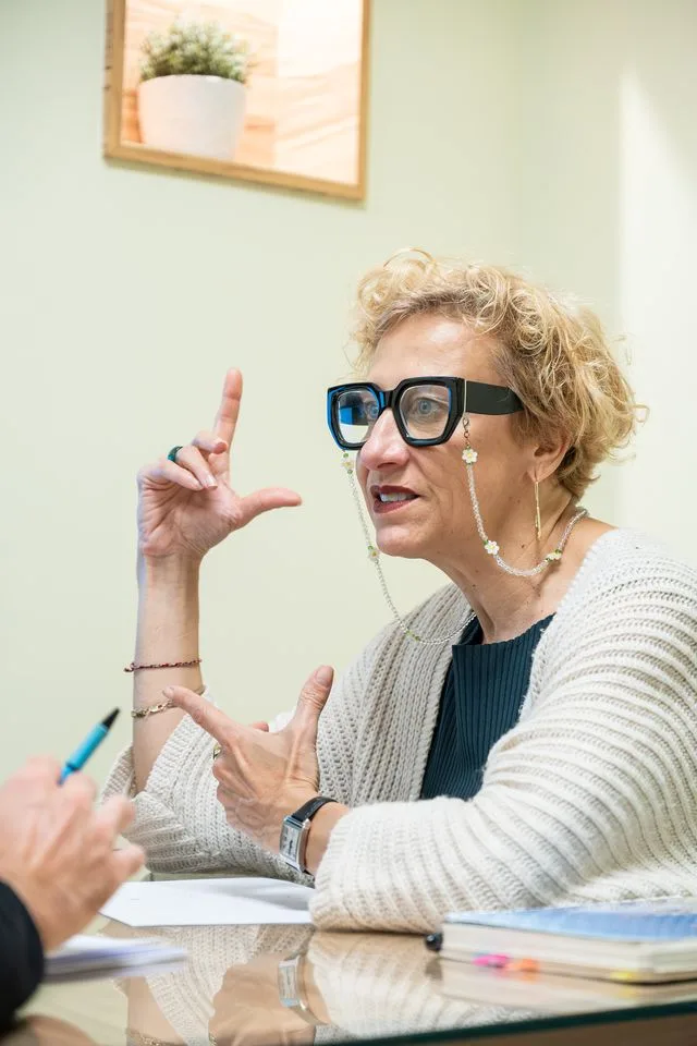 Silvia Rueda explicando un tratamiento durante la consulta